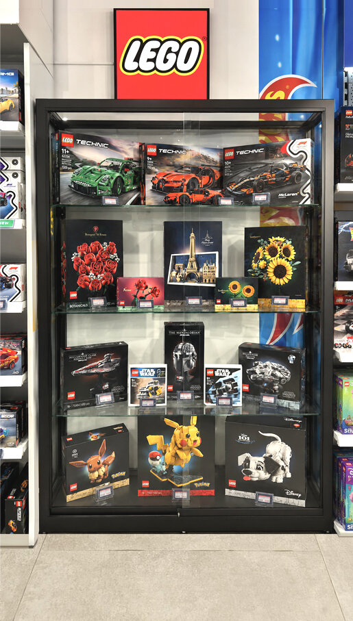 Lego Vitrine schwarz mit Schiebetüren, Kundenfoto Ladenvitrine