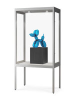 Staubdichte Vitrine auf hohen Beinen 100 cm breit aus Glas und Alu Silber mit LED Beleuchtung Glasvitrine 100 x 60 cm staubgeschützt freistehende Vitrine grau Ausstellungsvitrine mit Beleuchtung abschließbar