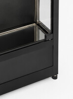 Billard Queue Vitrine 60 cm breit aus Glas und Alu Schwarz mit rundum LED-Strips Edle Glasvitrine Schrank für Queues inklusive Ständer für 6 Queues abschließbar mit Rückwand schwarz beleuchtet mit LED-Streifen Beleuchtung Präsentationsvitrine mit Sockel